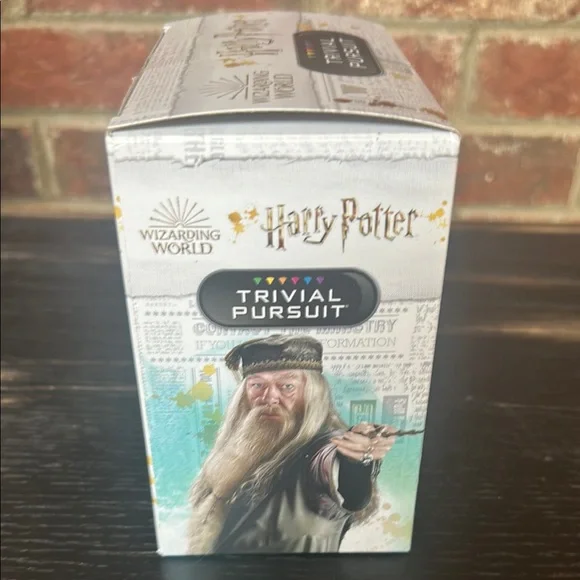 Hasbro Trivial Pursuit Game: Harry Potter Edition - Black and Gold - Picture 4 of 8